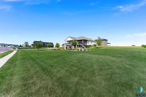 Exterior - 5601 E Chandler Dr, Sioux Falls, SD 57110 photo 31 of 31