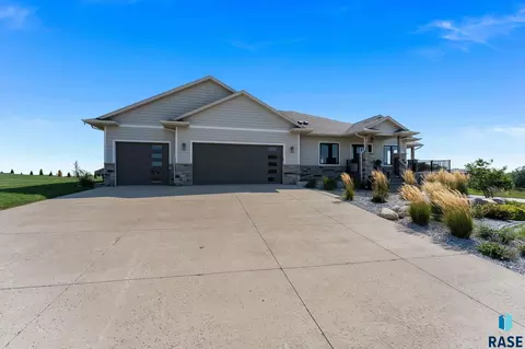 Exterior - 5601 E Chandler Dr, Sioux Falls, SD 57110 photo 3 of 31