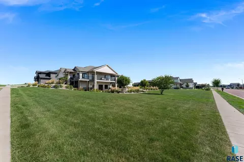 Exterior - 5601 E Chandler Dr, Sioux Falls, SD 57110 photo 4 of 31
