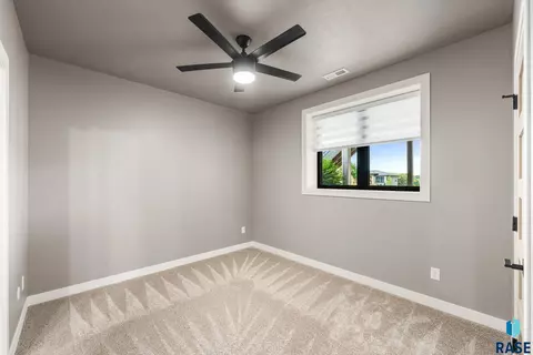 Bedroom - 5601 E Chandler Dr, Sioux Falls, SD 57110 photo 11 of 14