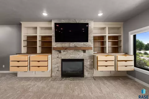 Living - 5601 E Chandler Dr, Sioux Falls, SD 57110 photo 13 of 13