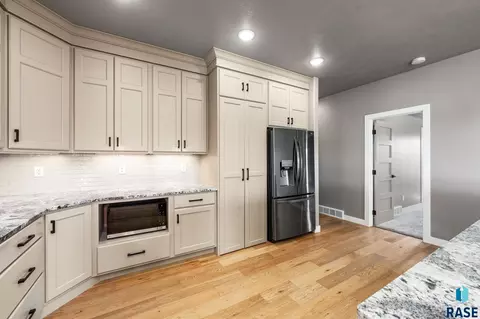 Kitchen - 5601 E Chandler Dr, Sioux Falls, SD 57110 photo 2 of 6