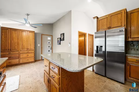 Kitchen - 900 E 64th St, Sioux Falls, SD 57108 photo 5 of 6