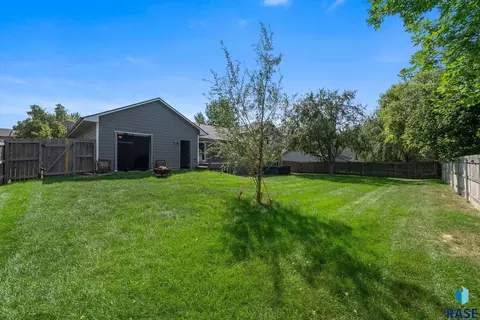 Exterior - 900 E 64th St, Sioux Falls, SD 57108 photo 3 of 7