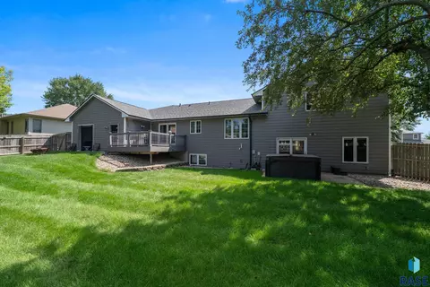 Exterior - 900 E 64th St, Sioux Falls, SD 57108 photo 5 of 7
