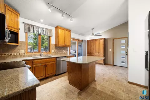 Kitchen - 900 E 64th St, Sioux Falls, SD 57108 photo 1 of 6