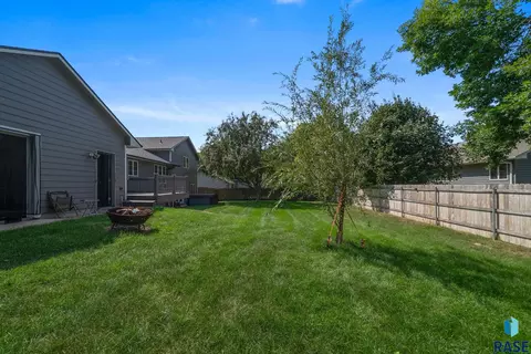 Exterior - 900 E 64th St, Sioux Falls, SD 57108 photo 2 of 7
