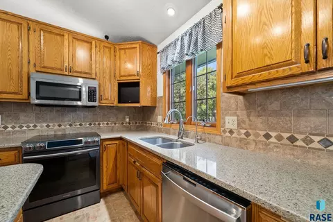 Kitchen - 900 E 64th St, Sioux Falls, SD 57108 photo 4 of 6
