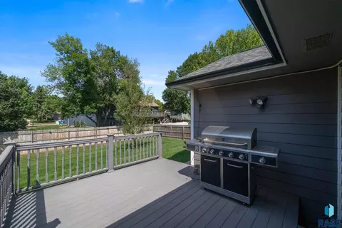 Exterior - 900 E 64th St, Sioux Falls, SD 57108 photo 6 of 7