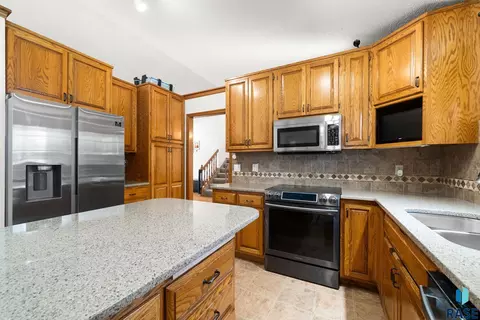 Kitchen - 900 E 64th St, Sioux Falls, SD 57108 photo 3 of 6