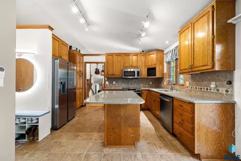 Kitchen - 900 E 64th St, Sioux Falls, SD 57108 photo 2 of 6