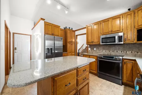 Kitchen - 900 E 64th St, Sioux Falls, SD 57108 photo 6 of 6