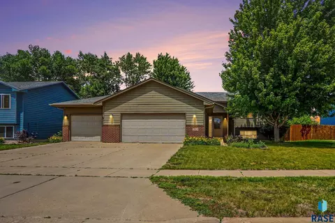 Exterior - 7404 W 66th St, Sioux Falls, SD 57106 photo 3 of 3
