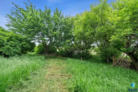 Exterior - 47986 254th St, Garretson, SD 57030 photo 6 of 8