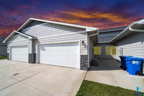 6155 S Alki Pl, Sioux Falls, SD 57108