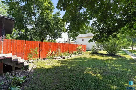Exterior - 300 Dakota St, Centerville, SD 57014 photo 4 of 12