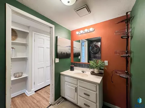 Bath - 1324 E 6th St, Sioux Falls, SD 57103 photo 1 of 4