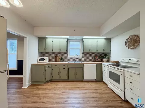 Kitchen - 1324 E 6th St, Sioux Falls, SD 57103 photo 4 of 4