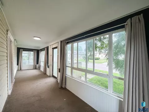 Exterior - 1324 E 6th St, Sioux Falls, SD 57103 photo 3 of 7