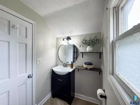 Bath - 1324 E 6th St, Sioux Falls, SD 57103 photo 4 of 4