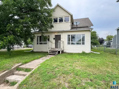 Exterior - 1324 E 6th St, Sioux Falls, SD 57103 photo 2 of 7