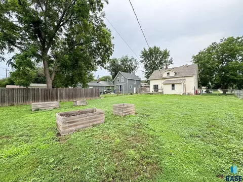 Exterior - 1324 E 6th St, Sioux Falls, SD 57103 photo 6 of 7