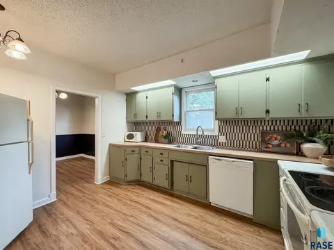 Kitchen - 1324 E 6th St, Sioux Falls, SD 57103 photo 2 of 4