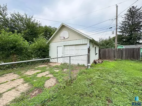 Exterior - 1324 E 6th St, Sioux Falls, SD 57103 photo 5 of 7
