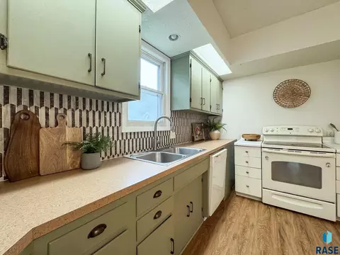 Kitchen - 1324 E 6th St, Sioux Falls, SD 57103 photo 3 of 4