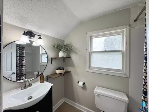 Bath - 1324 E 6th St, Sioux Falls, SD 57103 photo 3 of 4