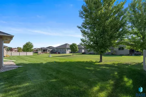 Exterior - 2500 S Kinderhook Ave, Sioux Falls, SD 57106 photo 2 of 4