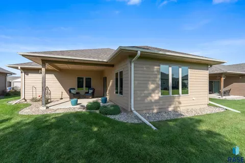 Exterior - 2500 S Kinderhook Ave, Sioux Falls, SD 57106 photo 3 of 4