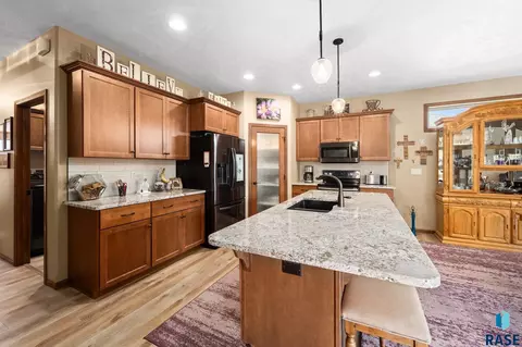 Kitchen - 2500 S Kinderhook Ave, Sioux Falls, SD 57106 photo 5 of 6