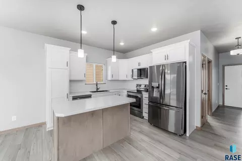 Kitchen - 6800 E Gallant Cir, Sioux Falls, SD 57108 photo 1 of 2