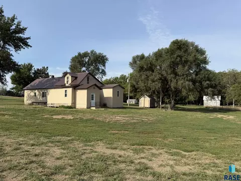 Exterior - 44666 289th St, Viborg, SD 57070 photo 3 of 29