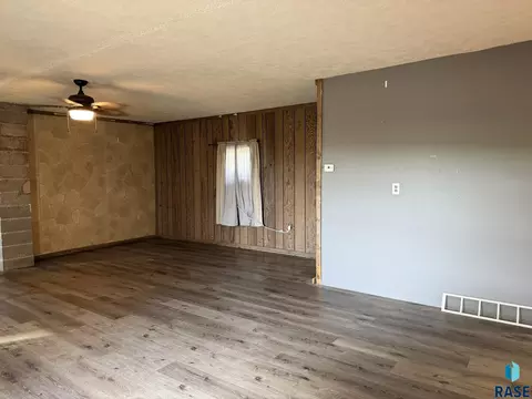 Living - 44666 289th St, Viborg, SD 57070 photo 2 of 9