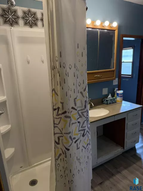 Bath - 44666 289th St, Viborg, SD 57070 photo 2 of 3
