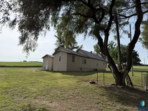Exterior - 44666 289th St, Viborg, SD 57070 photo 1 of 29