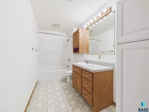 Bath - 505 Herman Cir, Tea, SD 57064 photo 3 of 4