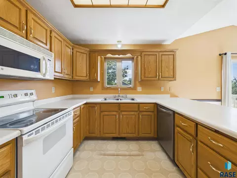Kitchen - 505 Herman Cir, Tea, SD 57064 photo 4 of 5