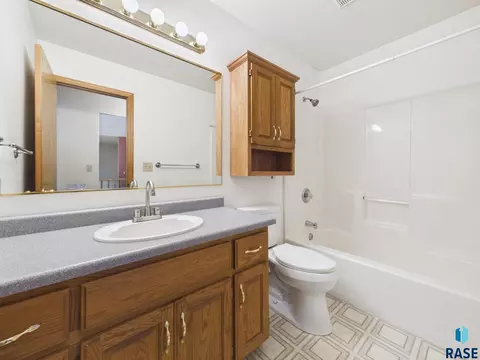 Bath - 505 Herman Cir, Tea, SD 57064 photo 2 of 4