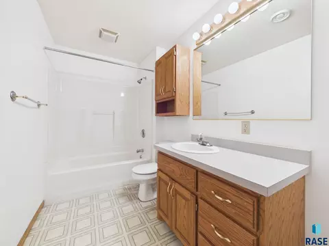 Bath - 505 Herman Cir, Tea, SD 57064 photo 4 of 4