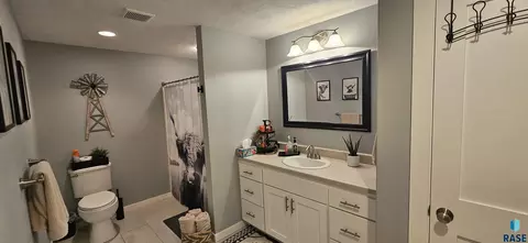 Bath - 2609 E Whisper Trl, Sioux Falls, SD 57108 photo 2 of 5
