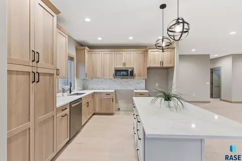 Kitchen - 2401 E Joshua Cir, Sioux Falls, SD 57108 photo 2 of 4