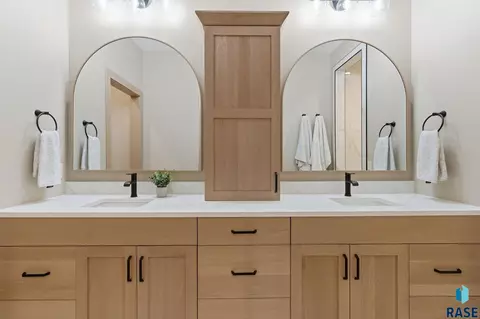 Bath - 2401 E Joshua Cir, Sioux Falls, SD 57108 photo 2 of 7