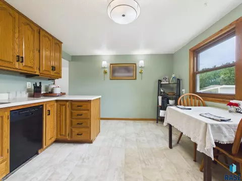 Kitchen - 3912 E Claudette Dr, Sioux Falls, SD 57103 photo 2 of 5