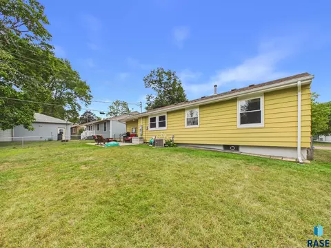 Exterior - 3912 E Claudette Dr, Sioux Falls, SD 57103 photo 3 of 6