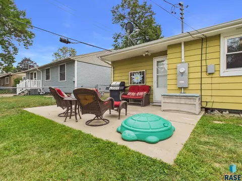 Exterior - 3912 E Claudette Dr, Sioux Falls, SD 57103 photo 4 of 6