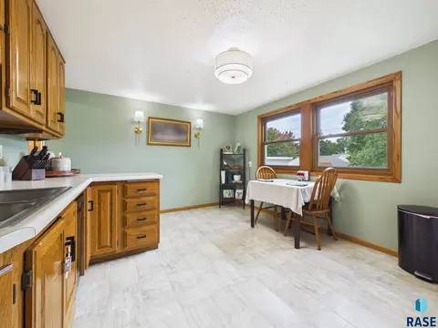 Kitchen - 3912 E Claudette Dr, Sioux Falls, SD 57103 photo 3 of 5