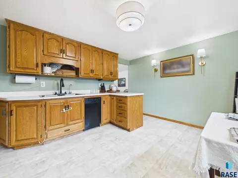 Kitchen - 3912 E Claudette Dr, Sioux Falls, SD 57103 photo 4 of 5
